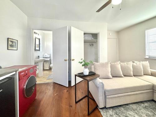 ห้องครัว, Charming Studio In Historic Spanish Town Location near เรือรบ ยูเอสเอสคิดด์