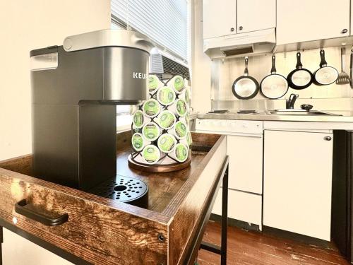 ห้องครัว, Charming Studio In Historic Spanish Town Location near เรือรบ ยูเอสเอสคิดด์