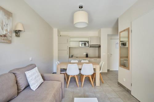 One-Bedroom Apartment image 2