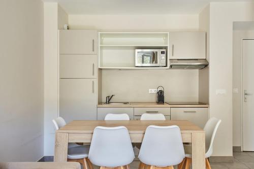One-Bedroom Apartment image 6