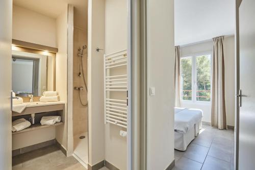 One-Bedroom Apartment image 3