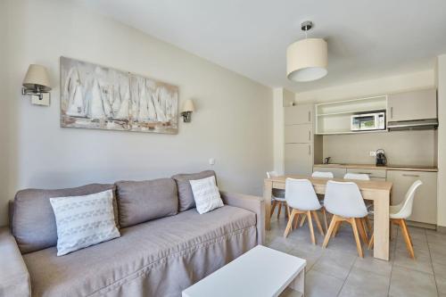 One-Bedroom Apartment image 4