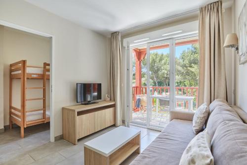 One-Bedroom Apartment image 7