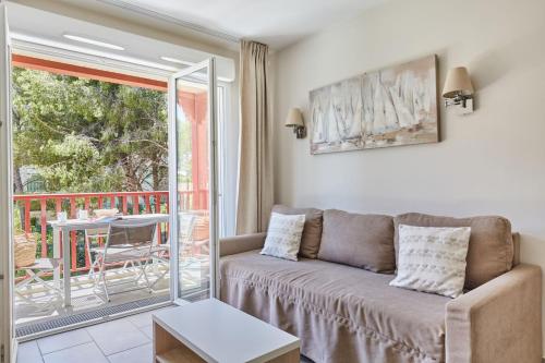 One-Bedroom Apartment image 8