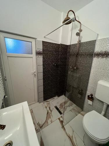 Apartment With Shared Bathroom image 4