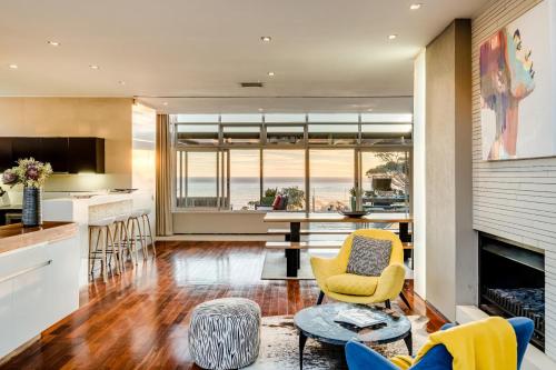 Sea View 3bed Apt w Pool near Beaches Glen Sunsets - image 9