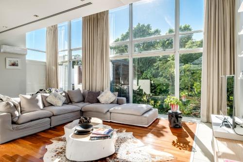 Sea View 3bed Apt w Pool near Beaches Glen Sunsets - image 12