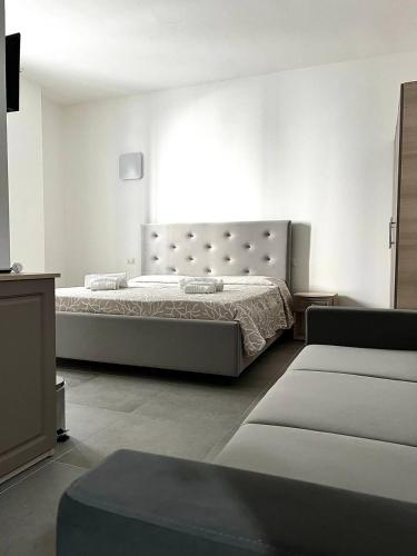 1 king bed, 1 sofa bed