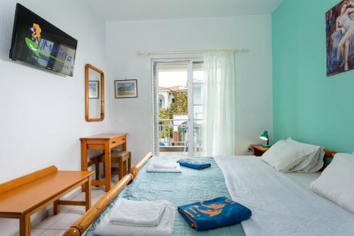 2 twin beds, 3 sofa beds