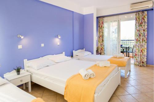 1 double bed, 2 twin beds