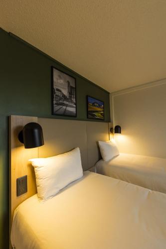 Twin Room image 8