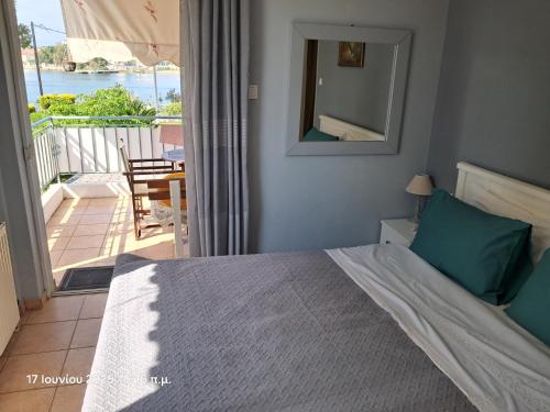 Top floor on villa, 3' from center, by the sea! Host is Efi Kwsta in Psathaki
