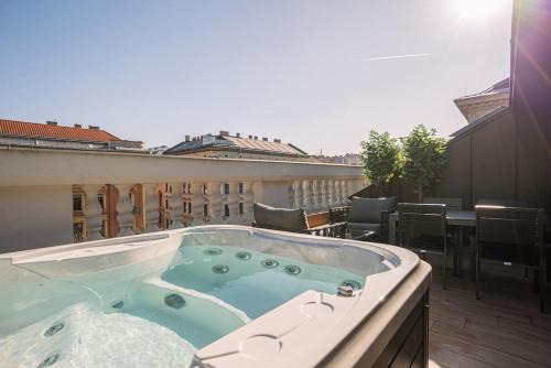 Exclusive 2-Bedroom Penthouse with Jacuzzi, Будапешт (фото 2)