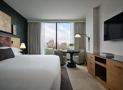 Premium King Room with Downtown View image 3