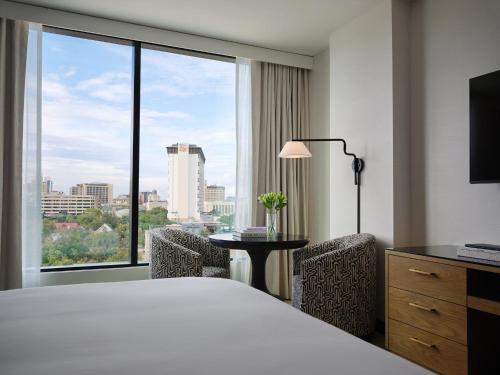 Premium King Room with Downtown View image 1