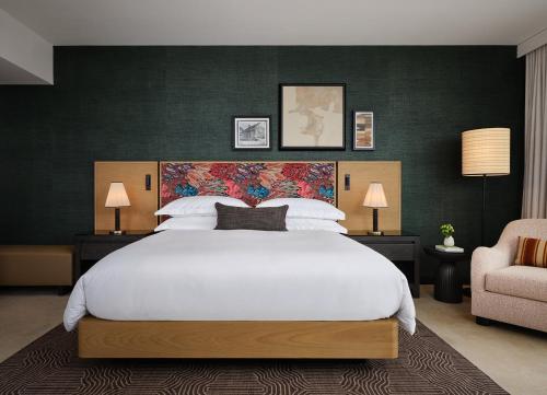 Premium King Room with Downtown View image 2