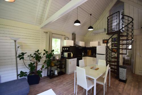 kuchyně, Chalet avec piscine privée et lac à Sos (Chalet avec piscine privee et lac a Sos) in Sos