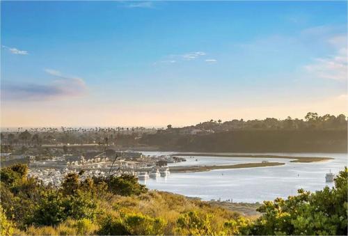 Exquisite Panoramic View Estate in 紐波特比奇市中心
