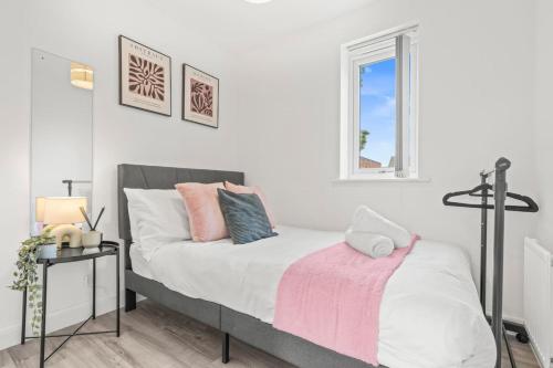 Spacious 2-Bedroom House,Families, Private Parking, High Speed Wi-Fi, Guests 4