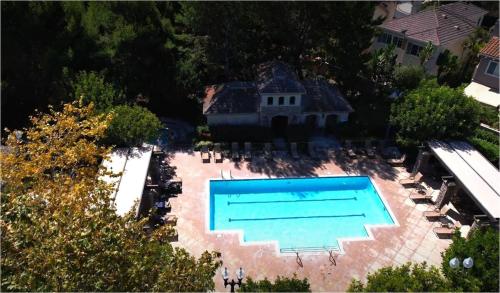 熱水浴缸, Exquisite Panoramic View Estate in 紐波特比奇市中心