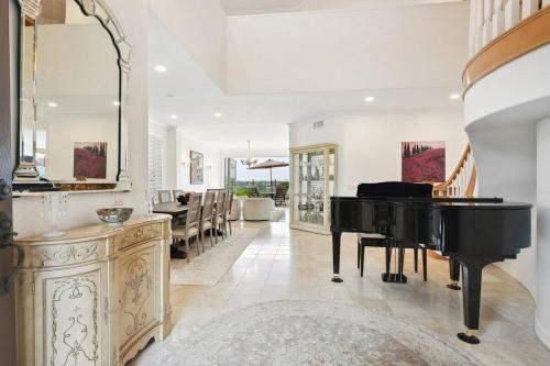 Exquisite Panoramic View Estate in 紐波特比奇市中心