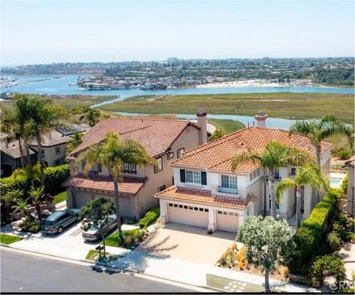 Exquisite Panoramic View Estate in 紐波特比奇市中心