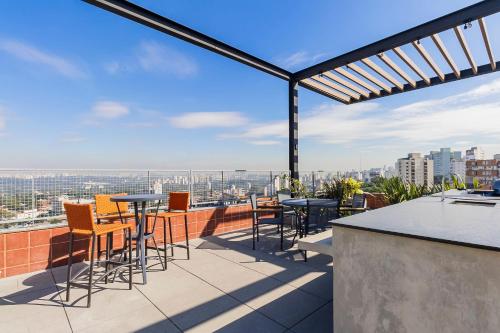 ระเบียง/ชานเรือน, Moderno Studio Vila Madalena | Delfhy in อัลโต เด ปินเยย์โรส