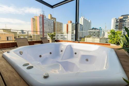 อ่างแช่น้ำร้อน, Moderno Studio Vila Madalena | Delfhy in อัลโต เด ปินเยย์โรส