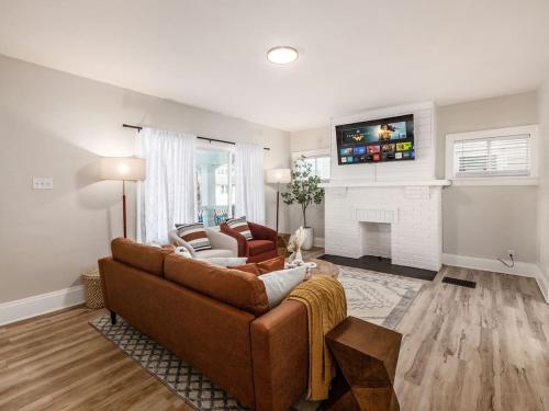 Oakwood Charm Family-Friendly 3BR Getaway