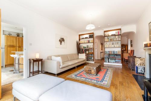 Chic Highgate Retreat with Garden & Gym, Londyn