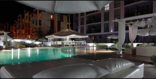 泳池, 彩虹2號綜合度假酒店 (Rainbow 2 holiday complex) in 內塞伯爾市中心