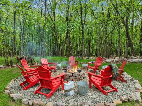 Chestnut Tree Lodge - Modern Wooded Escape detail
