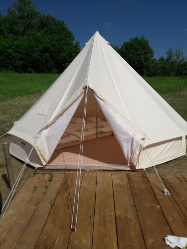 Exterior view of glampling namiot przy podescie