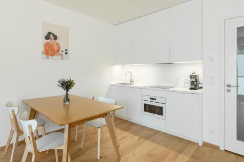Contemporary apartment with garage parking, Prague (photo 7)