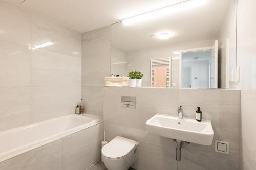 Contemporary apartment with garage parking, Prague (photo 11)