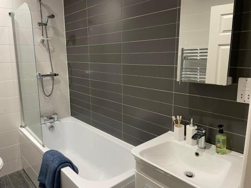 Zuhanyzó, Woolton Retreat Skylights Desk Parking in Halewood