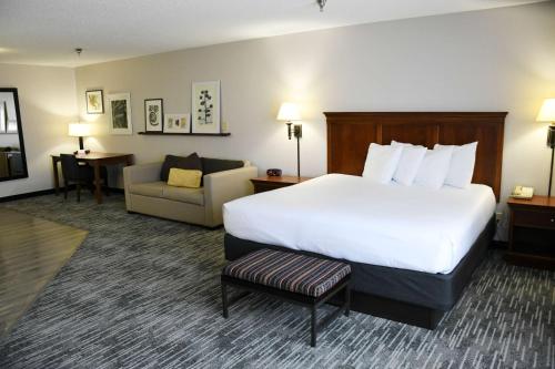 Country Inn & Suites by Radisson Fort Dodge IA - image 9