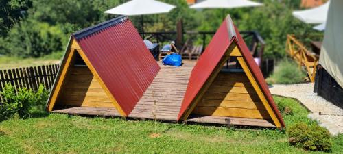 Зовнішній вигляд готелю, Bosnian Pyramid Glamping in Вісоко