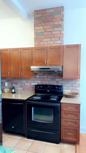 Spacious Condo with a Bright Interior in LaSalle