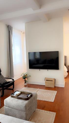Spacious Condo with a Bright Interior in LaSalle