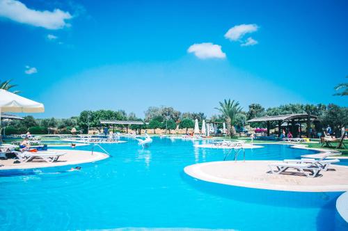 수영장, Cozy apartment at Thalassa Beach Resort, Northern Cyprus in 보콜리다