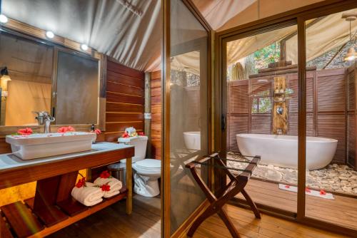 浴室, Ylang Ylang Beach Resort in 蒙提祖馬