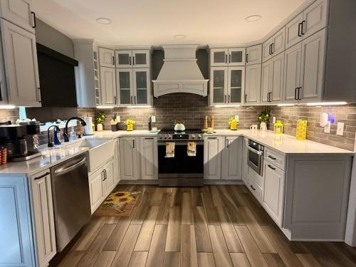 Whisper Chalet Reunions Groups 20 Plus Guests in แม็คลียส์วิลล์ (เอ็นซี)