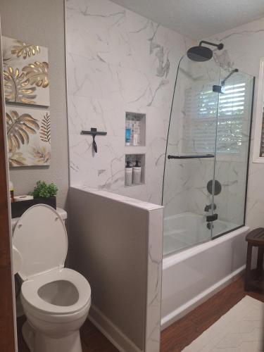 Zuhanyzó, Lakeside Cove Retreat on Lake Conroe - Private Waterfront in Willis