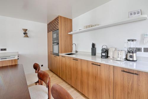 Louvre & Seine Luxury new 3BR Full AC By Melvane - image 10