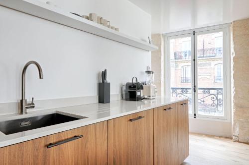 Louvre & Seine Luxury new 3BR Full AC By Melvane in Paris