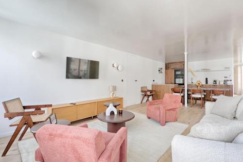 Louvre & Seine Luxury new 3BR Full AC By Melvane - image 14