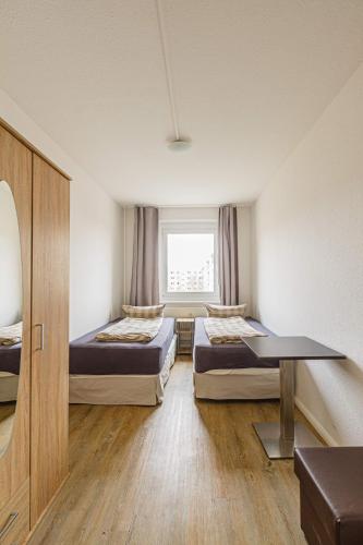 Enjoy your stay with DKN - Mon-Sun - Late night check-in - Multilanguage - Leipzig Grunau - Witamy s in West