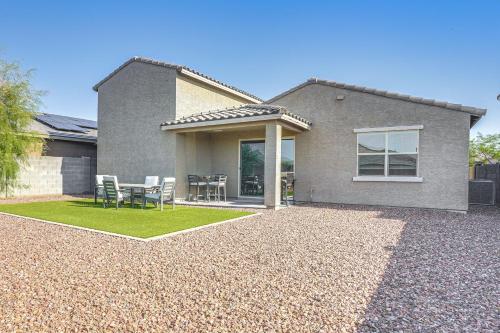 Near Parks and Golf Surprise Home with Pool Access! in Sun City