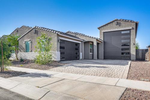 Near Parks and Golf Surprise Home with Pool Access! in Sun City